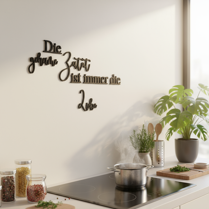 Die geheime Zutat ist immer die Liebe – Holzschriftzug