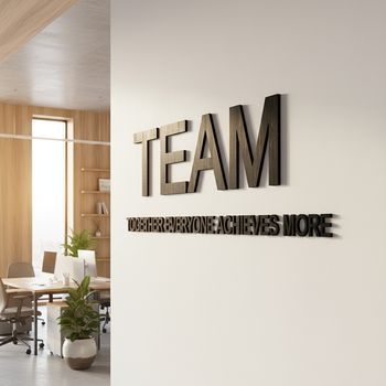 Team schriftzug aus holz in schwarz an einer bürowand
