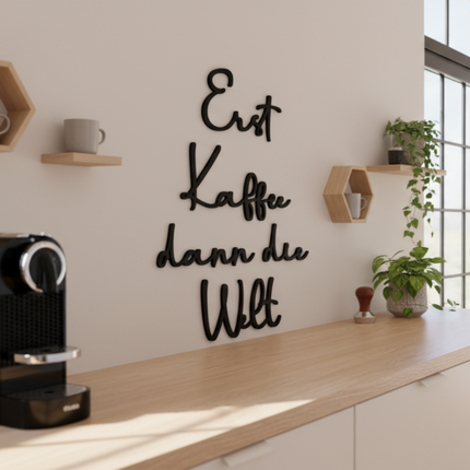 Erst Kaffee, dann die Welt – humorvoller Spruch für Küche & Essbereich   Schwarz / S-45 cm x 35 cm  Kraftélia    Wanddeko