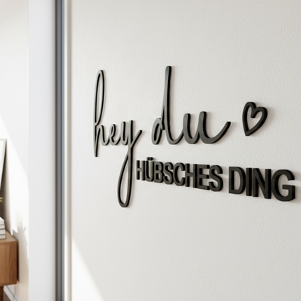 Hey du hübsches Ding – humorvolle Wanddeko für Flur, Wohnzimmer & Schlafzimmer   Schwarz / S-25 cm x 55 cm  Kraftélia    Wanddeko