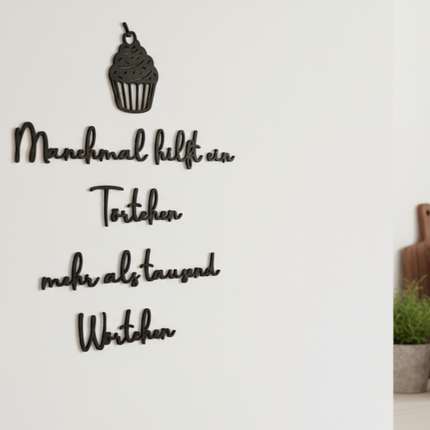 Manchmal hilft ein Törtchen mehr als tausend Wörtchen – witzige Wanddeko mit Cupcake für Küche & Esszimmer   Schwarz / S-45 cm x 40 cm  Kraftélia    Wanddeko
