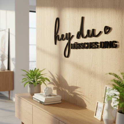 Hey du hübsches Ding – humorvolle Wanddeko für Flur, Wohnzimmer & Schlafzimmer   Schwarz / S-25 cm x 55 cm  Kraftélia    Wanddeko