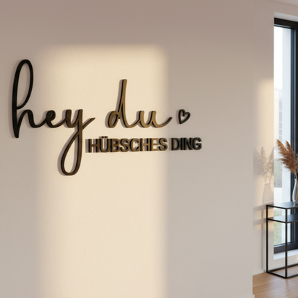 Hey du hübsches Ding – humorvolle Wanddeko für Flur, Wohnzimmer & Schlafzimmer   Schwarz / S-25 cm x 55 cm  Kraftélia    Wanddeko